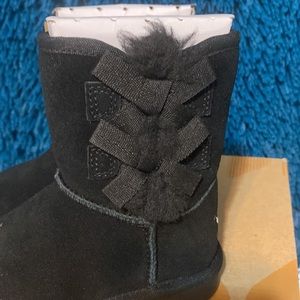 UGG boots. Girls size 7. NWT
